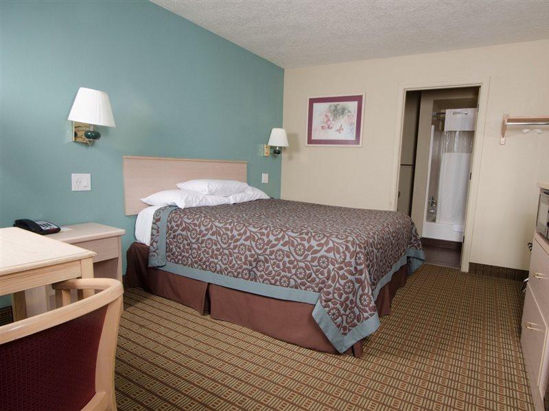 Days Inn By Wyndham Portland Central Exterior photo