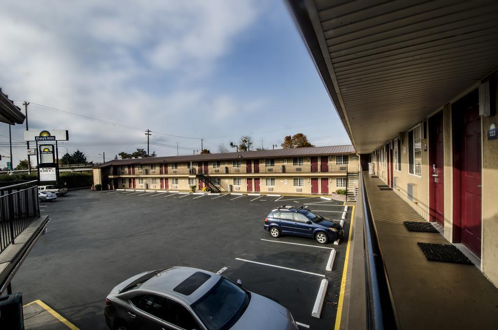 Days Inn By Wyndham Portland Central Exterior photo