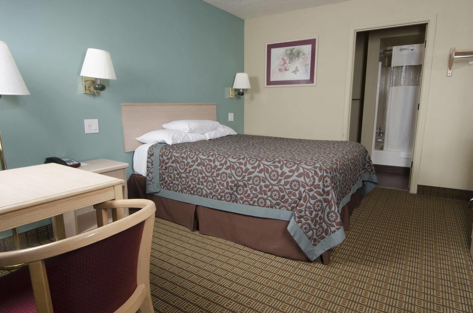 Days Inn By Wyndham Portland Central Exterior photo